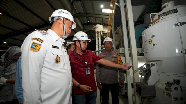 Penjabat Gubernur Sulsel, Prof Fadjry Djufry, memastikan stok beras Sulsel aman untuk satu tahun ke depan. 