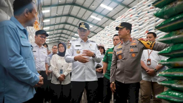 Wali Kota Makassar Mohammad Ramdhan Pomanto mendampingi Pj Gubernur Sulsel Prof Fadjry Djufry meninjau gudang Bulog Panaikang Sulsel di Jalan Urip Sumohardjo, Rabu (15/1/2025).