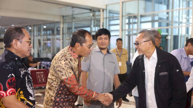 Wali Kota Makassar, Mohammad Ramdhan Pomanto mendampingi Menteri Koordinator Bidang Pangan RI, Zulkifli Hasan dalam kunjungan kerjanya ke Makassar, 16-17 Januari 2024.