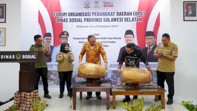 -- Sekretaris Daerah Provinsi Sulsel Jufri Rahman bersama Sekretaris Jenderal Kementrian Sosial, Robben Rico, membuka Forum Organisasi Perangkat Daerah Dinas Sosial se-Sulsel, di Aula Kantor Dinas Sosial, Kamis, 16 Januari 2025. 