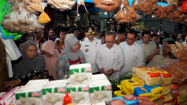 Menteri Koordinator Bidang (Menko) Bidang Pangan Zulkifli Hasan dan Menteri Perdagangan Budi Santoso, meninjau harga kebutuhan pokok di Pasar Pa'baeng-baeng, Kota Makassar, Jumat, 17 Januari 2025.