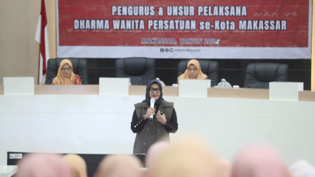 Ketua Bidang Sosial Budaya DWP Kota Makassar, Ny Hj Andi Eliya Zaenal, mewakili penasehat DWP Kota Makassar 