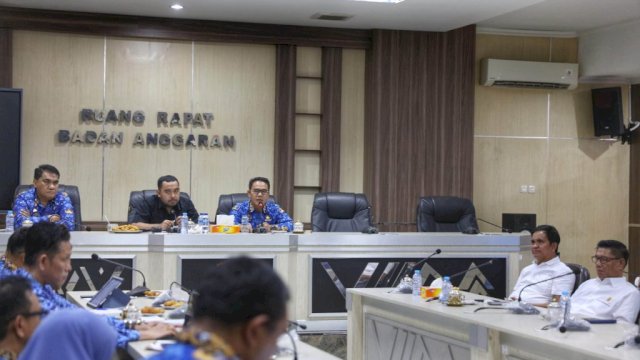 Penjabat (Pj) Sekretaris Daerah Kota Makassar, Irwan Rusfiady Adnan, menghadiri rapat koordinasi bersama Badan Anggaran (Banggar) DPRD Kota Makassar yang digelar di Ruangan Rapat Banggar pada Jumat, (17/1/2025).