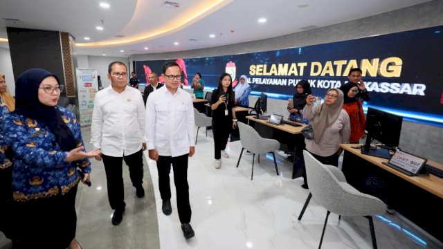 Wakil Menteri Dalam Negeri Bima Arya didampingi oleh Wali Kota Makassar Mohammad Ramdhan Pomanto meninjau Makassar Government Center (MGC) di Jalan Slamet Riyadi, Jumat (17/1/2025).
