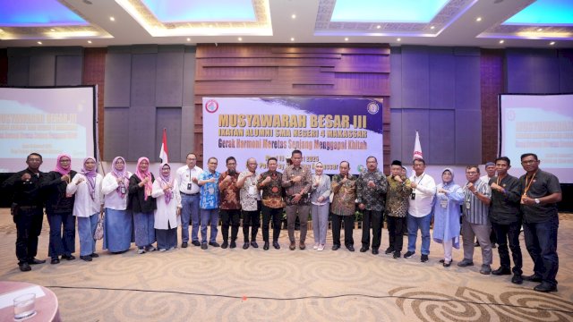 Penjabat Gubernur Sulsel Prof Fadjry Djufry bersama pengurus IKA Alumni SMAN 4 Makassar