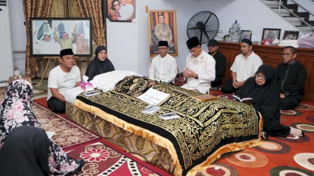 Penjabat Gubernur Sulawesi Selatan, Prof Fadjry Djufry melayat ke rumah duka almarhum HM Alwi Hamu, di Jl. Kapt. Pierre Tendean