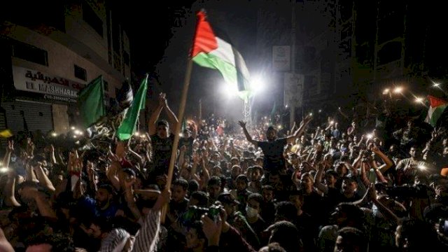 Warga Palestina merayakan gencatan senjata antara milisi Hamas Palestina dan Israel di Jalur Gaza