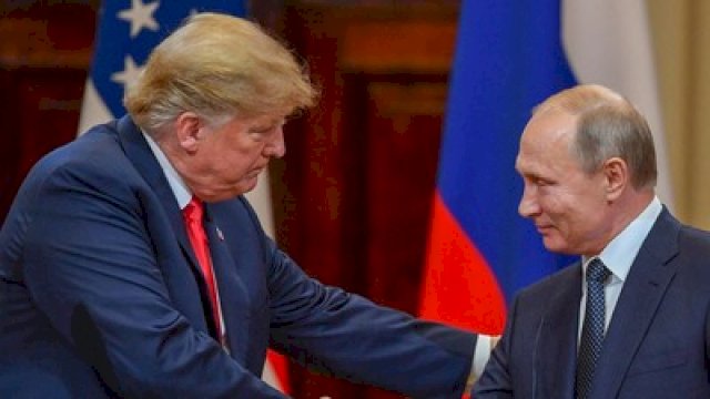 Presiden Rusia Vladimir Putin mengucapkan selamat kepada Donald Trump saat berbicara di Moskow, hari Senin (20/1).
