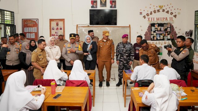  Penjabat Gubernur Sulsel, Prof Fadjry Djufry menghadiri Sosialisasi program Pemeriksaan Kesehatan Gratis  di SMA Negeri 9 Jenepont