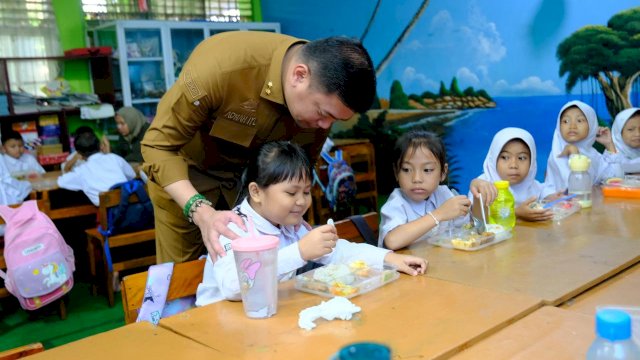 Bupati Gowa, Adnan Purichta Ichsan bersama Dandim 1409 Gowa meninjau pelaksanaan program Makanan Bergizi Gratis, di SD Inpres Mangasa 1 dan SMP Negeri 1 Sungguminasa, Kecamatan Somba Opu, Selasa (21/1/2025). 