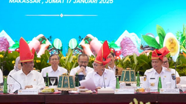 Menteri Koordinator Bidang Pangan Zulkifli Hasan alias Zulhas saat memimpin Rakor Pangan di Aula Rujab Gubernur Sulsel.