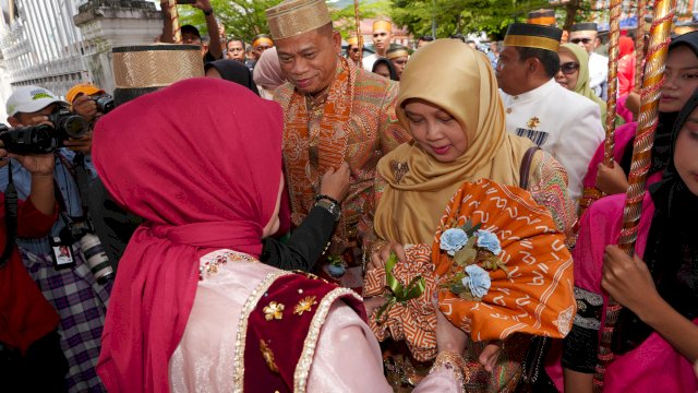 Pj Gubernur Sulsel dan Pj Ketua PKK Disambut Adat di Peringatan HUT Luwu ke-757
