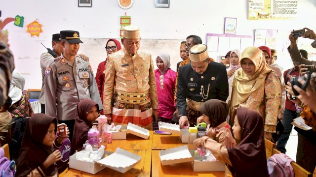 Penjabat Gubernur Sulsel, Prof Fadjry Djufry melakukan uji coba program Makan Bergizi Gratis (MBG) dan Pemeriksaan Kesehatan Gratis (PKG), di SDN 5 Salamae, Kota Palopo, Kamis, 23 Januari 2025. 