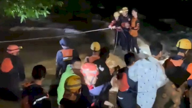 Tim SAR gabungan masih berupaya melakukan pencarian terhadap satu korban lainnya yakni Syadza (19) yang masih dinyatakan hilang.