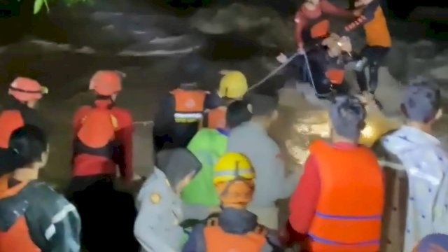 Tim SAR gabungan menemukan Syadza (19) mahasiswa Unhas yang dinyatakan hilang terbawa arus di Sungai Biseang La'boro (Bislab), Kabupaten Maros, Sulawesi Selatan (Sulsel), pada Kamis (23/1/2025) malam