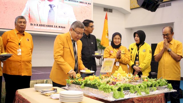  Ketua DPD Ormas MKGR Sulsel, Taufan Pawe memotong tumpeng di Puncak HUT MKGR tingkat Sulsel.