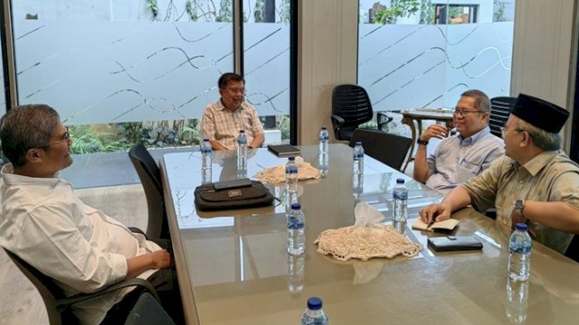 Jusuf Kalla saat melakukan rapat terbatas bersama sejumlah pengurus Dewan Masjid Indonesia di kediaman pribadinya, Jalan Brawijaya no 6 Kebayoran Baru, Jakarta Selatan, Sabtu (25/1/2025). Foto: Dok. Istimewa.


