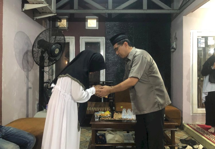 Unhas Serahkan Dana Duka dan Beri Pendampingan Psikologis untuk Korban Sungai Bislab