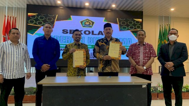  Kakanwil Kemenag Sulsel, H. Ali Yafid, juga menandatangani Memorandum of Understanding (MoU) bersama Kepala Balai Litbang Agama Makassar, H. Saprillah, sebagai bentuk sinergi kedua lembaga, di Aula lantai II Kanwil Kemenag Sulsel, Senin 27 Januari 2025.
