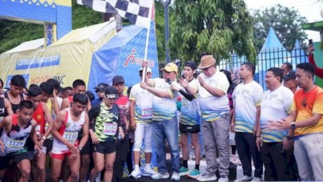  Penjabat (Pj) Wali Kota Parepare, Abdul Hayat Gani, melepas ribuan peserta dalam ajang Parepare Love Run 2025 yang digelar di alun-alun Lapangan Andi Makkasau, Kota Parepare.