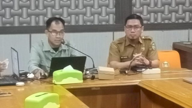 Forum Konsultasi Publik melibatkan tenaga ahli dari Dinas Lingkungan Hidup (DLH) Sulawesi Selatan, Sri Hidayat SP MSP di Ruang Rapat Bappeda Parepare, Selasa, (7/1/2025).
