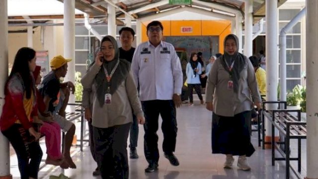 Pj. Wali Kota Parepare, Abdul Hayat Gani, untuk memantau jalannya pemeriksaan kesehatan bagi Pegawai Pemerintah dengan Perjanjian Kerja (P3K) dan Calon Aparatur Sipil Negara (CASN).
