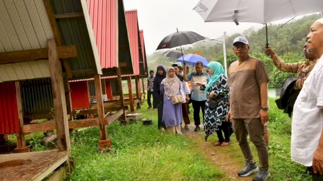 Penjabat Gubernur Sulsel Prof Fadjry Djufry didampingi Penjabat Ketua Tim Penggerak PKK Sulsel Andi Indriaty Syaiful, mengunjungi Pondok Pesantren Alam Indonesia, di Kabupaten Barru, Rabu, 29 Januari 2025.