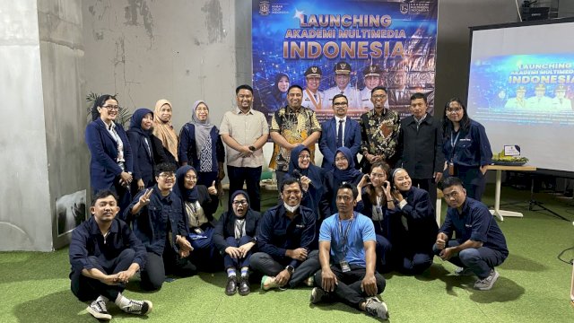 Plt Kepala Dinas Komunikasi dan Informatika (Kominfo) Kota Makassar, Ismawaty Nur, menghadiri acara peluncuran Akademi Multimedia Indonesia yang diadakan Yayasan Pendidikan Kabar Grup Indonesia.