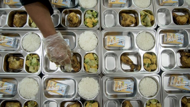 Warga Geruduk Kantor SPPG Buntusu, Protes Temuan Makanan Diduga Tak Layak