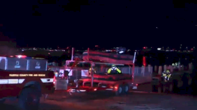 Pesawat penumpang regional milik American Airlines bertabrakan di udara dengan helikopter Black Hawk milik Angkatan Darat AS di dekat Bandara Nasional Reagan Washington, pada Rabu (29/1) malam.