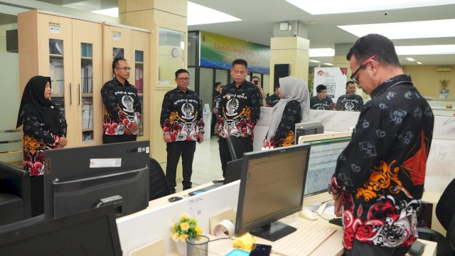 Prof Fadjry Tinjau Layanan Perizinan, Targetkan Proses Lebih Cepat