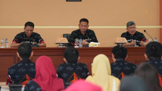 Pj Gubernur Sulsel, Prof Fadjry Djufry melakukan kunjungan silaturahmi ke OPD Lingkup Dinas PU, di Aula Dinas Bina Marga dan Bina Konstruksi Sulsel, Jalan AP Pettarani, Makassar, Kamis, 30 Januari 2025.