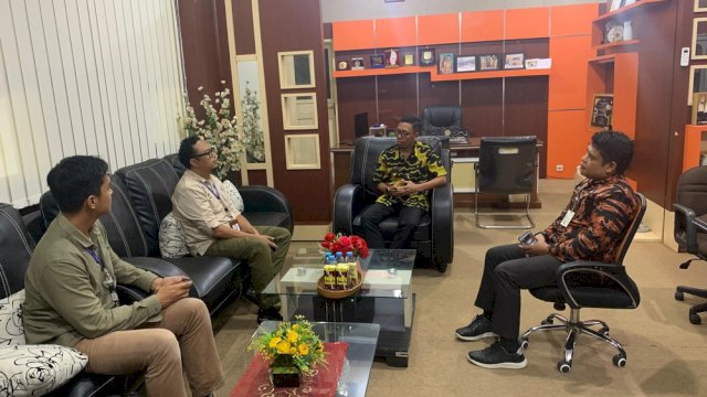Plh Kadis Kominfo SP Sulsel Sultan Rakib  bersama PIC Government Transformation Academy BBPSDM Komdigi Makassar Yayat D. Hadiyat, Kamis (30/1/2025) di Kantor Dinas Kominfo SP Sulsel.