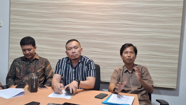 Dokter Jainal Arifin (tengah) didampingi tim kuasa hukum saat konferensi pers di salah satu kafe di Kota Makassar, Sulsel, Kamis (30/1/2025) malam. Ist