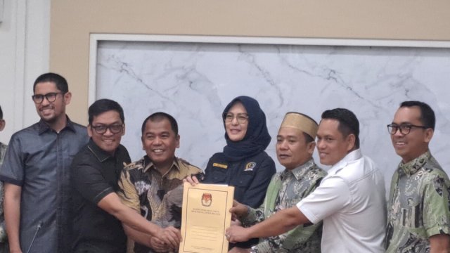  KPU menyerahkan surat pengusulan pelantikan pasangan Gubernur dan Wakil Gubernur Sulsel terpilih ke Dewan Perwakilan Rakyat Daerah (DPRD) Sulsel, Kamis (06/02/2025).