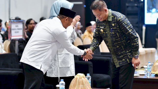  Pj Gubernur Sulsel, Prof Fadjry Djufry menyalami Gubernur Sulsel terpilih Andi Sudirman Sulaiman.