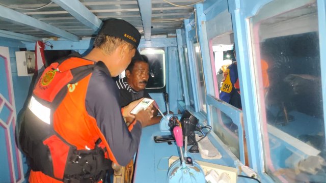 Perrsonel Pos AL Selayar, Polair Selayar, BPBD, pemerintah, dan nelayan setempat bergerak menggunakan Rigid Inflatable Boat milik Basarnas Pos Sar Selayar untuk melakukan evakuasi. 