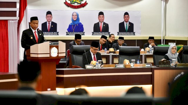 Penjabat Gubernur Sulsel, Prof Fadjry Djufry menghadiri penetapan Andi Sudirman Sulaiman dan Fatmawati Rusdi sebagai Gubernur dan Wakil Gubernur Sulsel terpilih periode 2025 - 2030 melalui Rapat Paripurna yang digelar di Gedung DPRD Sulsel, Jumat, 7 Februari 2025, malam.
