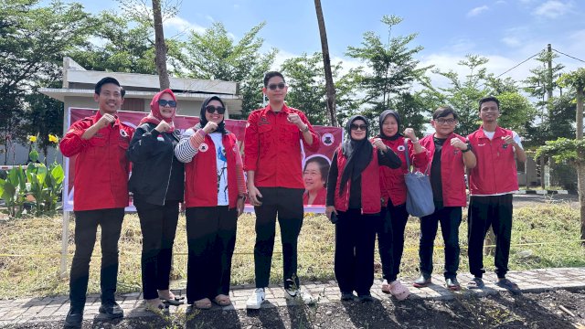 Banteng Muda Indonesia (BMI) Kota Makassar menggelar aksi gerakan penghijauan dengan menanam 521 pohon di Kelurahan Barombong, Kecamatan Tamalate, Kota Makassar.