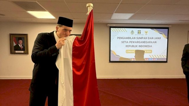 Ole Romeny mencium bendera Indonesia. (Foto: dok. PSSI)