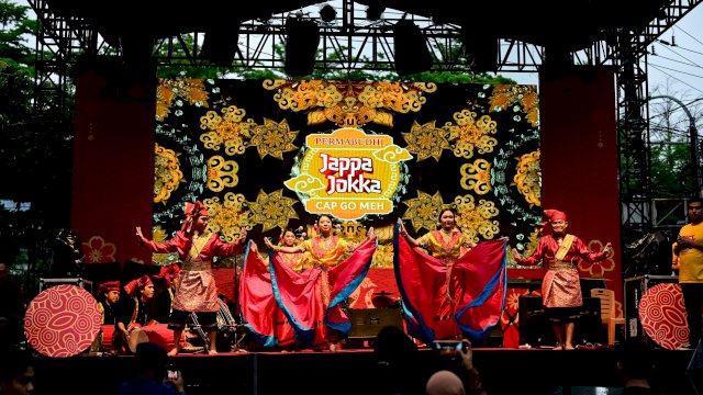 Hari Kedua Perayaan Cap Go Meh, Pengunjung Dimanjakan dengan Barongsai dan Tari Karannuang