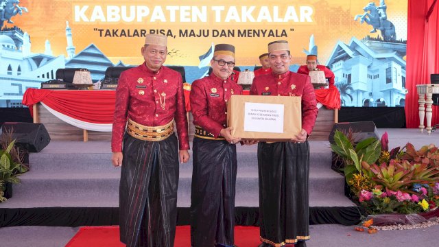 Pj Gubernur Sulsel Hadiri HUT ke-65 Takalar, Serahkan Sejumlah Bantuan