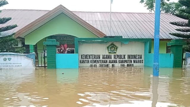 Banjir Melanda Maros, ASN Kemenag Terjebak dan Bermalam di Kantor