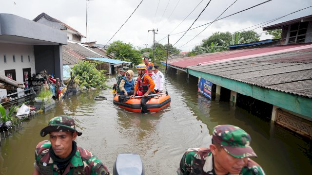 Batal Hadiri HUT Pangkep ke-65, Pj Gubernur Sulsel Tinjau Banjir di Makassar