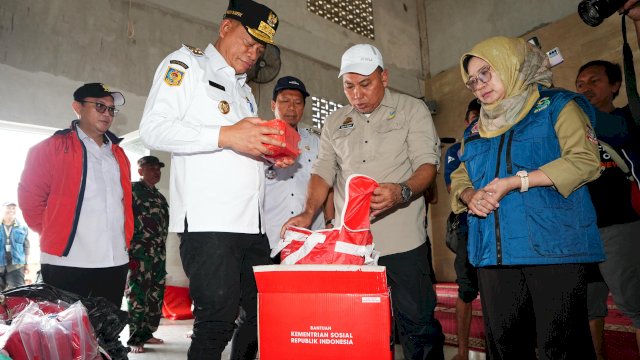 Tinjau Lokasi Banjir di Makassar, Prof Fadjry Djufry Harap Ada Solusi Permanen untuk Warga Terdampak