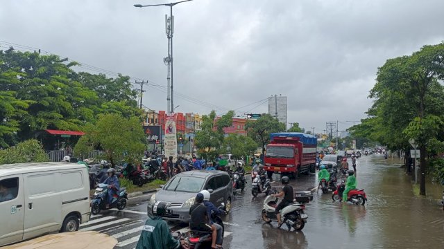 Genangan Air di Jalan Perintis Kemerdekaan Makassar Memicu Kemacetan 2 Kilometer