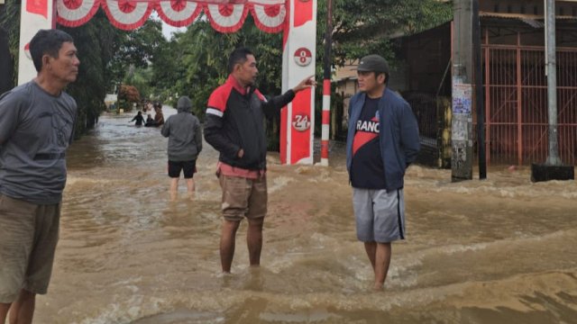 Tinjau Lokasi Banjir di Maros, Irfan AB Minta Solusi Konkret dari Pemerintah