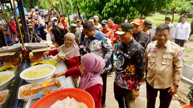 Prof Fadjry Djufry Kunjungi Korban Banjir di Maros, Siapkan Bantuan Benih untuk Petani Jika Terjadi Puso