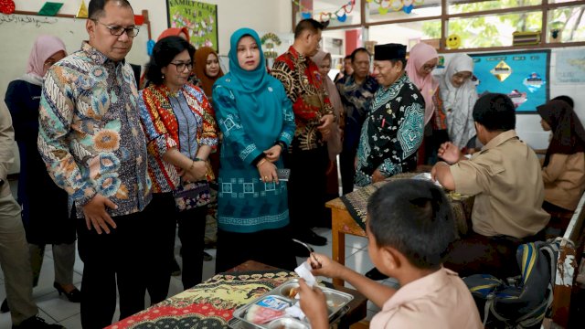 Walikota Danny Dampingi Pj Gubernur Tinjau Pelaksanaan MBG dan PKG di Empat Sekolah