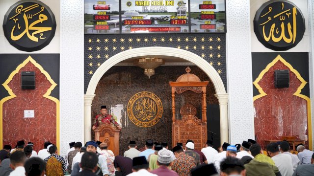 Penjabat Gubernur Sulsel Prof Fadjry Djufry saat menghadiri peringatan Isra Mi'raj di Masjid Nurul Ilmi Universitas Negeri Makassar (UNM), Jumat, 14 Februari 2025.